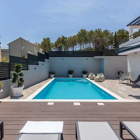Luxury Lara With A Pool