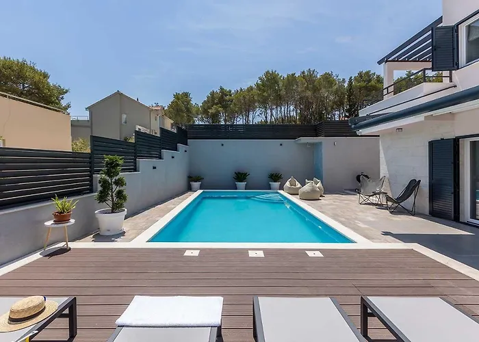 Luxury Lara With A Pool
