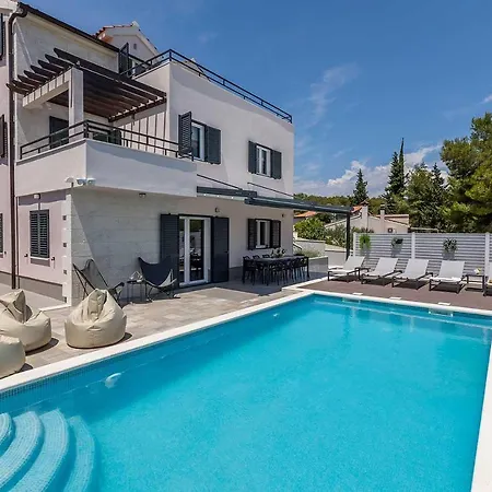 Vila Luxury Lara With A Pool *