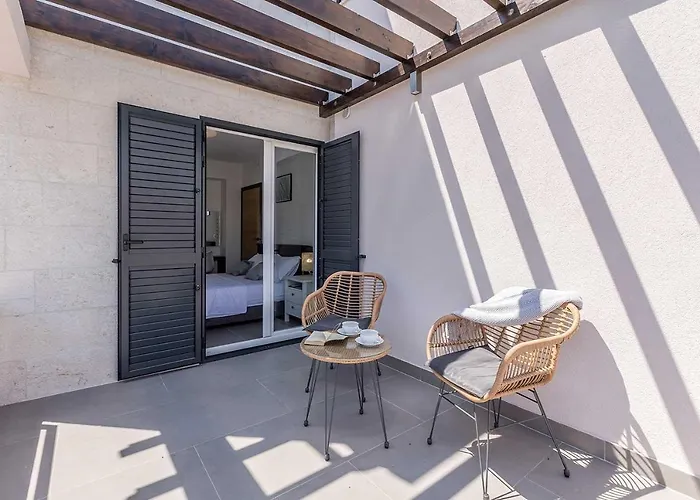 Luxury Lara With A Pool * 밀나