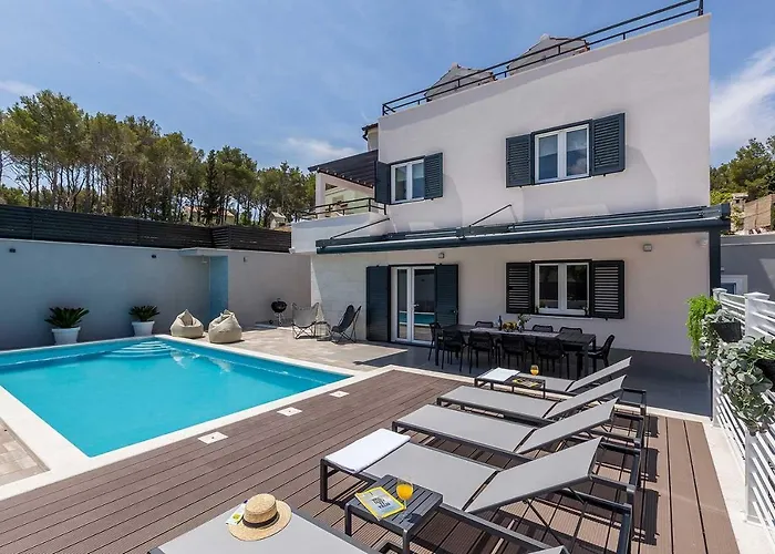 Luxury Lara With A Pool 빌라 밀나