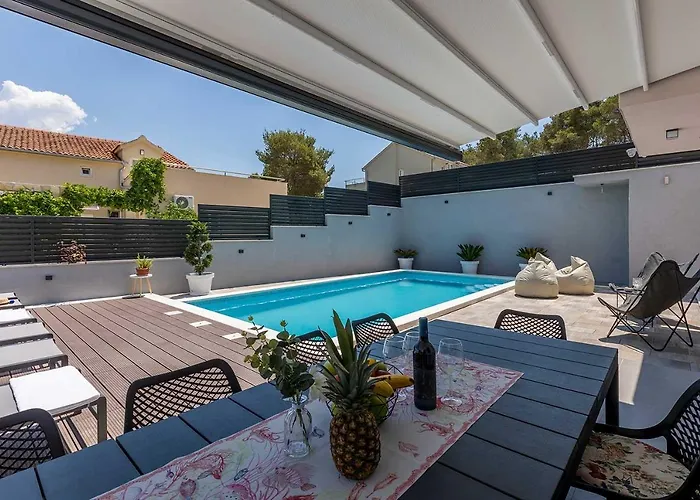 Luxury Lara With A Pool 빌라 밀나