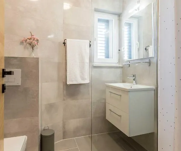 Luxury Lara With A Pool 밀나