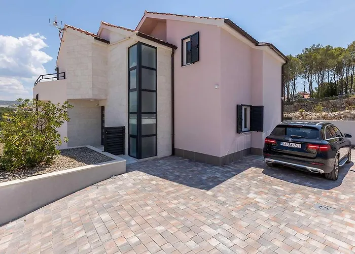 Luxury Lara With A Pool * 밀나