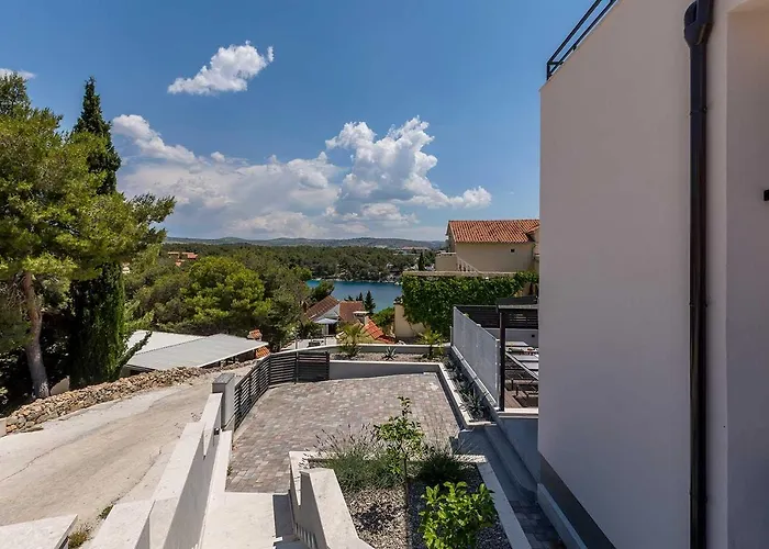 Luxury Lara With A Pool 밀나