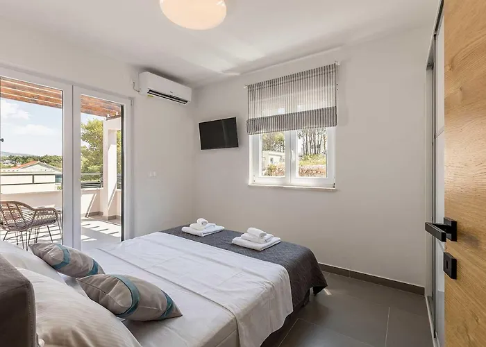 Luxury Lara With A Pool * 밀나