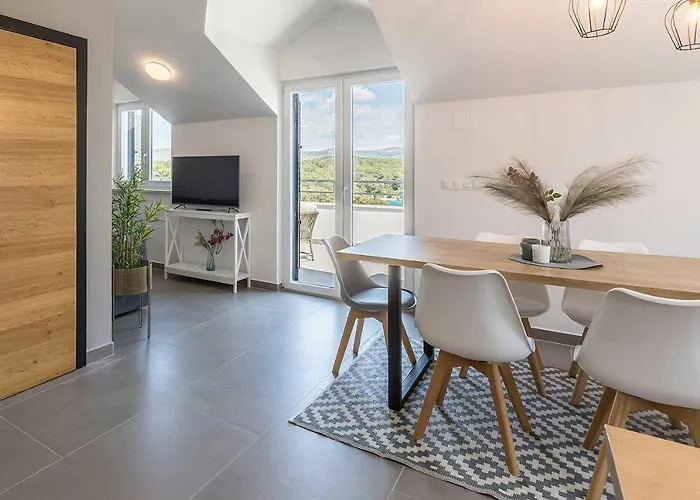 Luxury Lara With A Pool 밀나