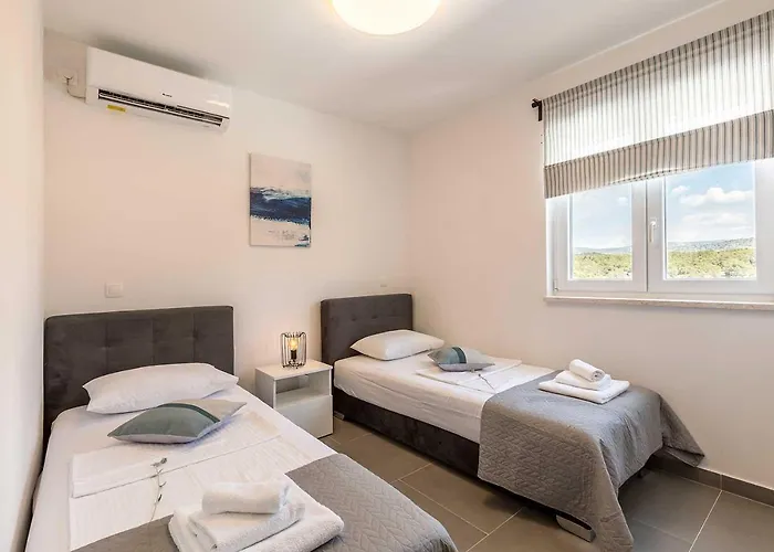 Luxury Lara With A Pool * 밀나